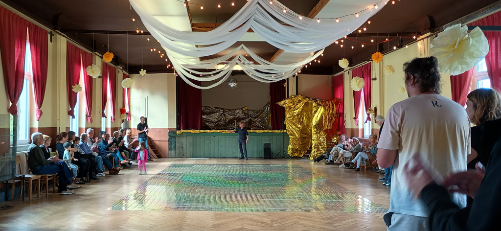 Installation "Friedrichswalder reflex_saal" des Dresdner Künstlers Detlef Schweiger im Saal Stille Post