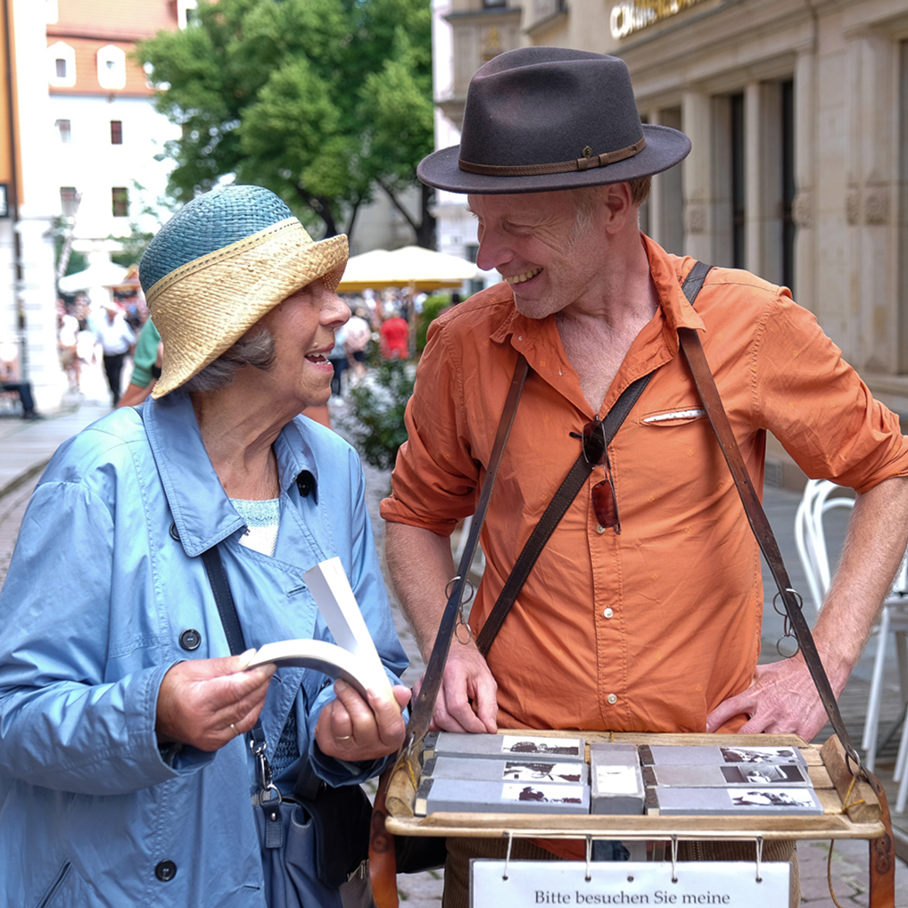 Volker Gerling mit einer Besucherin seiner Daumenkino-Wanderausstellung